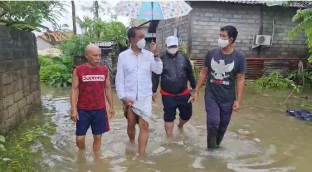 Camat Kuta Selatan Turun Ke Lapangan Untuk Mengecek Rumah Warga Jimbaran Yang Terkena Musibah Banjir
